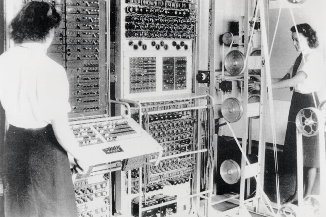 Электронно-ламповый «Колосс», созданный при решающей роли Тьюринга к 1944 году был первым компьютером современного типа