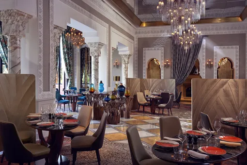 Отель по праву гордится рестораном мишленовского шеф-повара Элен Дарроз — La Grande Brasserie