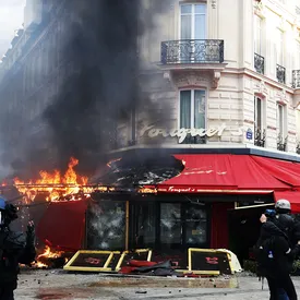 «Мы избавились от этого логова богачей»: что происходило на протестах «Желтых жилетов» в Париже в эти выходные