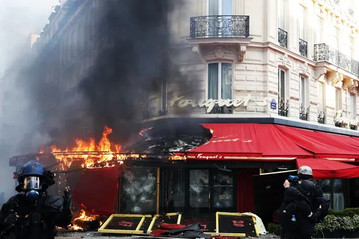 «Мы избавились от этого логова богачей»: что происходило на протестах «Желтых жилетов» в Париже в эти выходные