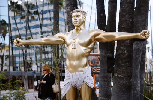 Пластиковая скульптура, изображающая Канье Уэста в образе Иисуса Христа, Лос-Анджелес