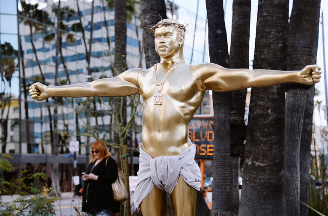 Пластиковая скульптура, изображающая Канье Уэста в образе Иисуса Христа, Лос-Анджелес