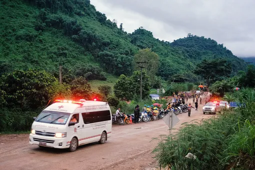 Спасатели эвакуировали из пещеры в Таиланде всех детей и тренера