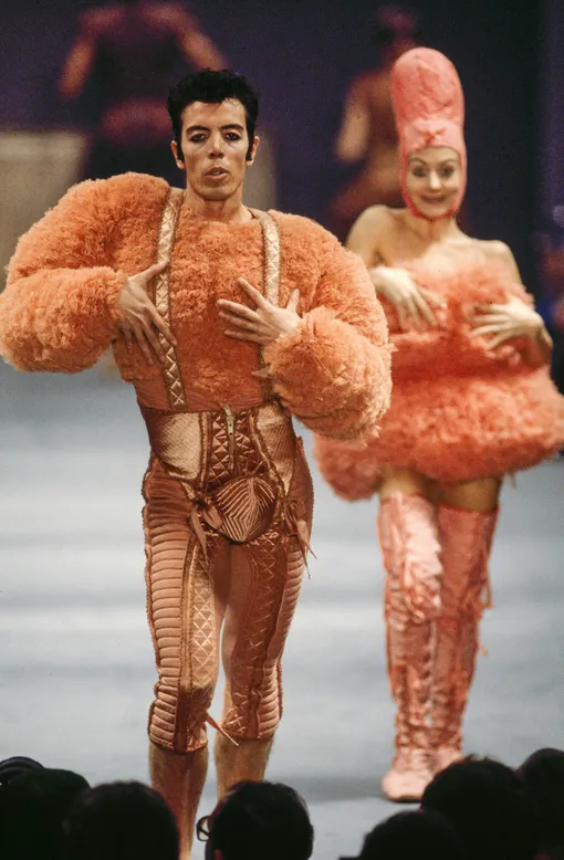 Jean-Paul Gaultier lвесна-лето 1986 Défilé Jean-Paul Gaultier le 19 octobre 1985 à Paris, France. (Photo by