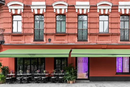 Все и сразу: почему модные бренды открывают в своих магазинах кафе и рестораны и где искать Gucci Shop & Bar в Москве
