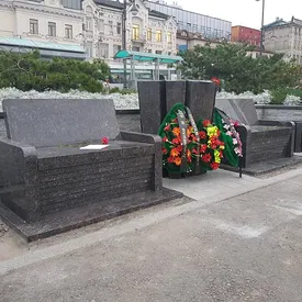 «Помним, скорбим»: во Владивостоке появились гранитные скамейки. Местные жители сравнили их с кладбищем и принесли к ним траурные венки