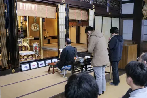В Японии производитель пестицидов провел церемонию в храме, чтобы почтить память погибших насекомых