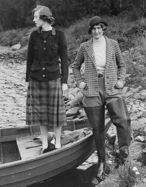 Элизабет Перси и ее мать Хелен Перси, графиня Нортумберлендская, в одежде из твида, 1937