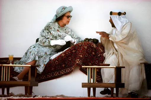 Королева Елизавета II c эмиром Бахрейна во время конных скачек, февраль-март 1979 года.