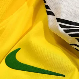 Nike частично выиграла судебное разбирательство с Adidas. Американскому бренду разрешили продавать брюки с тремя полосками на территории Германии Nike частично выиграла судебное разбирательство с Adidas. Американскому бренду разрешили продавать брюки с тремя полосками на территории Германии