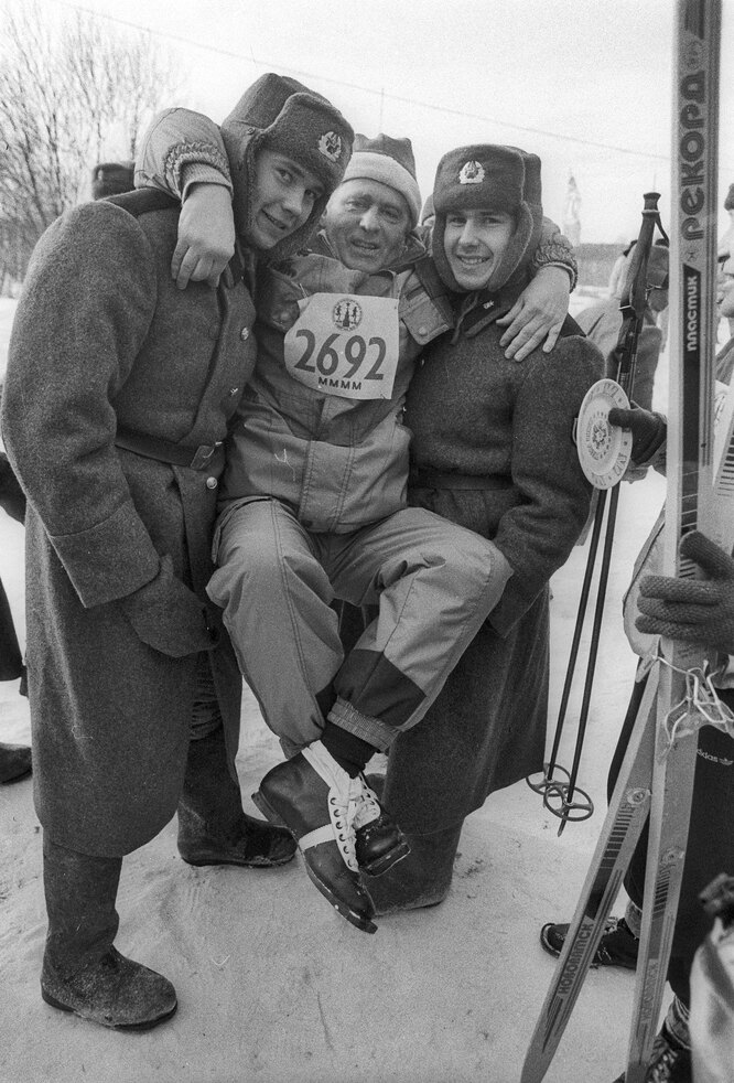 Жириновский (в центре) во время соревнований «Лыжня России», 1994 год