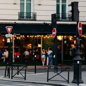 В Париже на 2 недели закроют бары. Город объявлен зоной максимальной опасности по коронавирусу