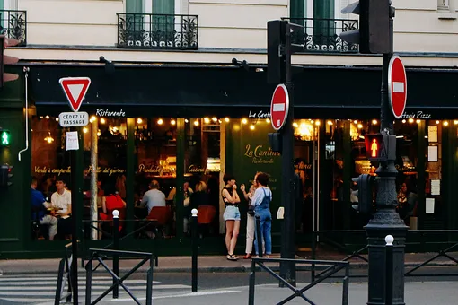 В Париже на 2 недели закроют бары. Город объявлен зоной максимальной опасности по коронавирусу