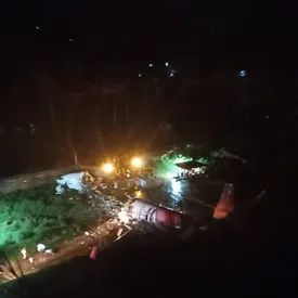 В Индии пассажирский самолет после посадки развалился на части. Есть погибшие