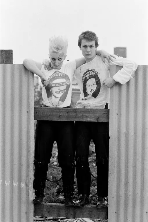Памела Руки и Саймон Баркер позируют в футболках Sex Pistols, которые продавались в магазине Виьвен Вествуд Seditionaries, 1977