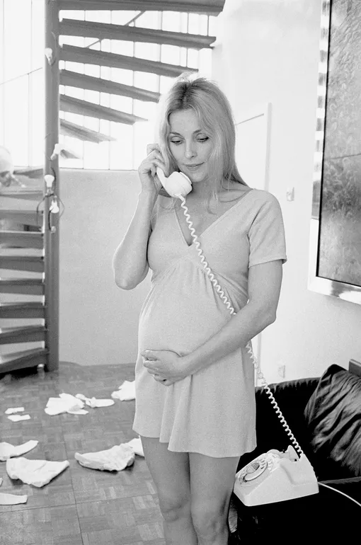 6 августа 1969 года, Шерон Тейт говорит по телефону.