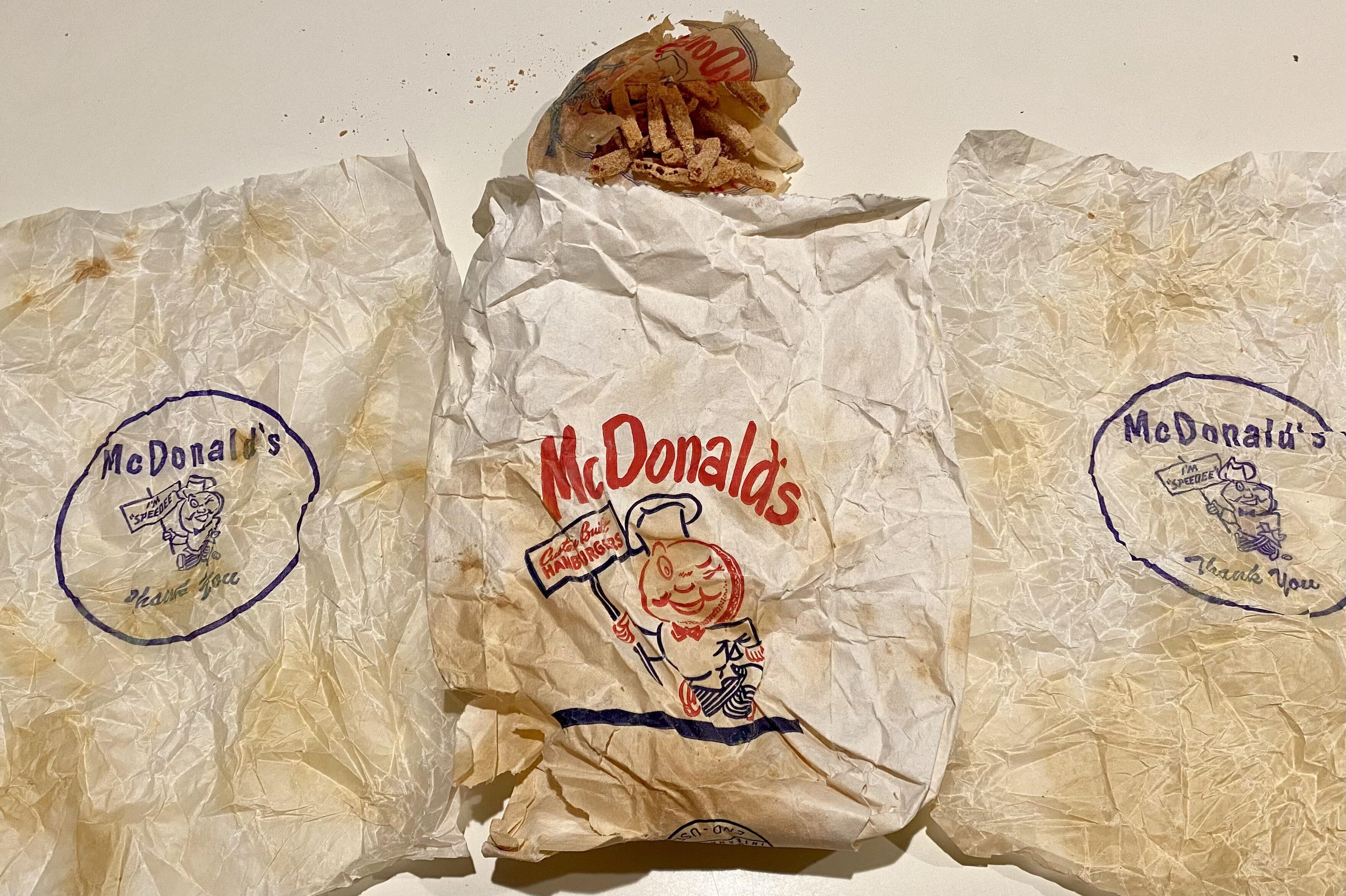 Американец нашел в стене своего дома пакеты и картошку фри из McDonalds,  оставленные более 60 лет назад