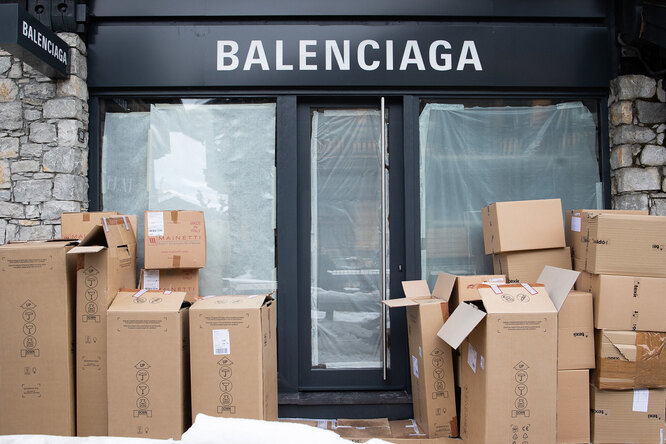 Скандал вокруг Balenciaga не утихает. Что случилось? И как бренд планирует спасти репутацию?