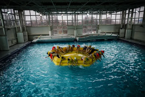 Члены экипажей «Аэрофлота» отрабатывают технику аварийной посадки в бассейне учебного комплекса Центра подготовки авиационного персонала в аэропорту Шереметьево. 25 декабря 2019