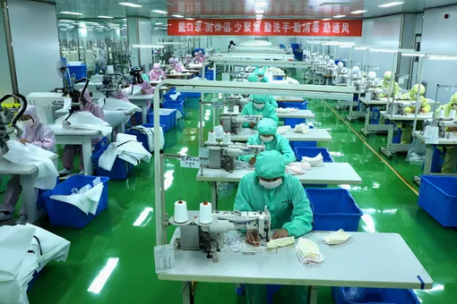 Автопроизводители, нефтяные гиганты и поставщик Apple в Китае начали выпускать медицинские маски