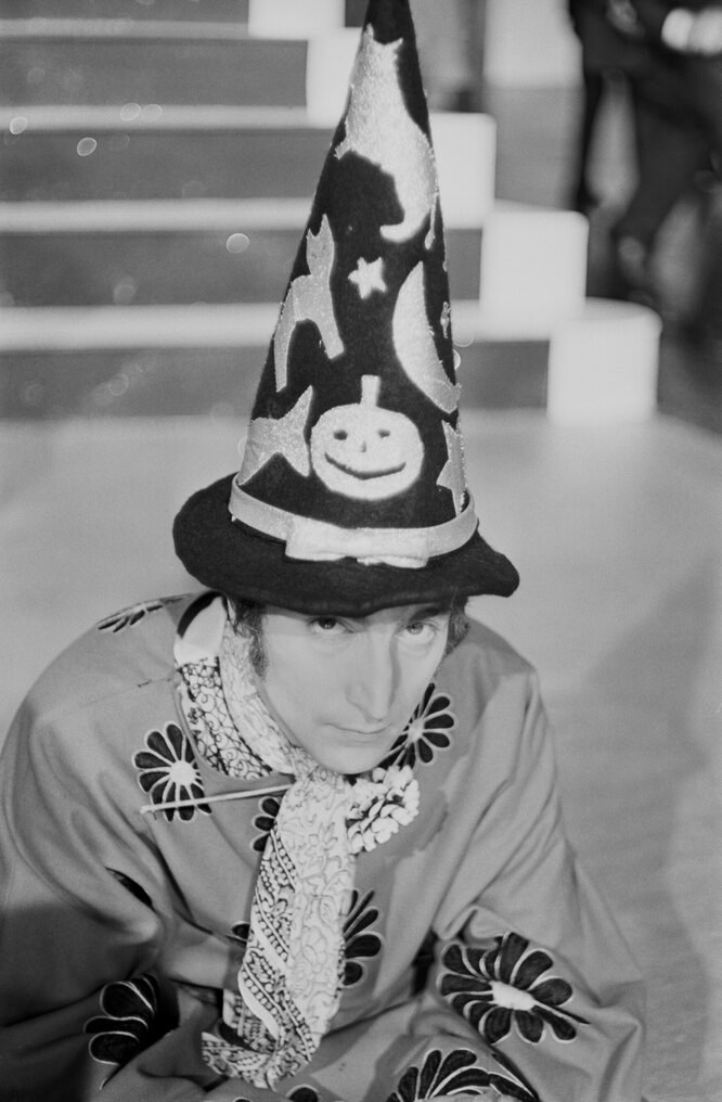 На съемках фильма «Волшебное таинственное путешествие», 1967 John Lennon (1940-1980), guitarist and singer with the Beatles, pictured wearing a wizard style hat during the final day of filming of 'Magical Mystery Tour' at West Malling Air Station in Kent on 24th September 1967. (Photo by )