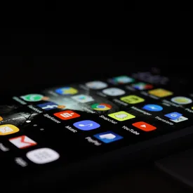 Apple согласилась предустанавливать на свои устройства российские приложения Apple согласилась предустанавливать на свои устройства российские приложения