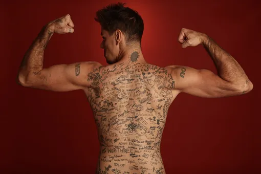 Татуировщик из США нанес на свое тело 273 автографов знаменитостей и попал в Книгу рекордов Гиннесса