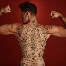 Татуировщик из США нанес на свое тело 273 автографов знаменитостей и попал в Книгу рекордов Гиннесса Татуировщик из США нанес на свое тело 273 автографов знаменитостей и попал в Книгу рекордов Гиннесса
