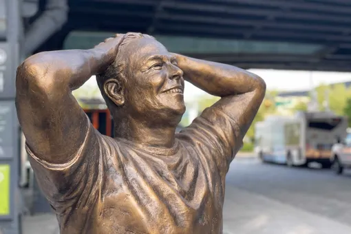В Нью-Йорке по случаю юбилея Илона Маска установили его статую. В соцсетях ее не оценили и сравнили с неудачным бюстом Роналду
