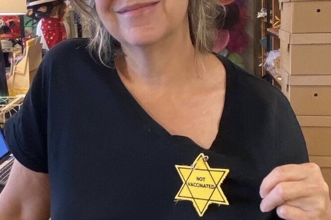 В США магазин головных уборов обвинили в антисемитизме из-за поста о продаже значков с надписью «Не вакцинирован», похожих на нацистский «знак позора»