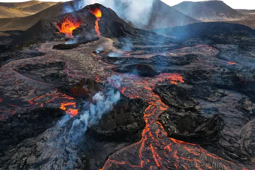 «Cамое горячее предложение»: в Исландии выставили на продажу проснувшийся вулкан Фаградальсфьядль