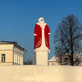 В Свердловской области памятники Ленину и Екатерине II нарядили в костюмы Деда Мороза и Снегурочки. Не все местные жители оценили задумку властей