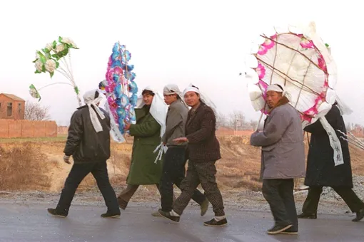 Житель Китая чуть не умер из-за похоронного обычая Житель Китая чуть не умер из-за похоронного обычая