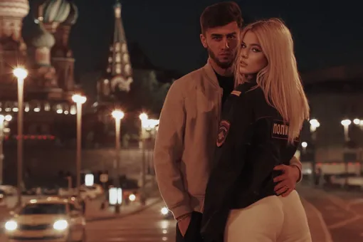 Блогер и девушка в куртке с надписью «Полиция» провели интимную фотосессию на фоне храма Василия Блаженного. Их задержали
