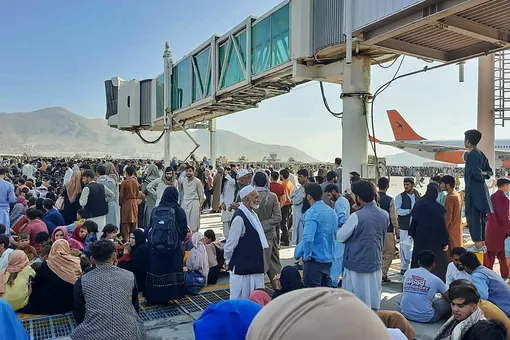 В результате давки в аэропорту Кабула погибли несколько человек. Люди также разбиваются, падая с шасси улетающих самолетов