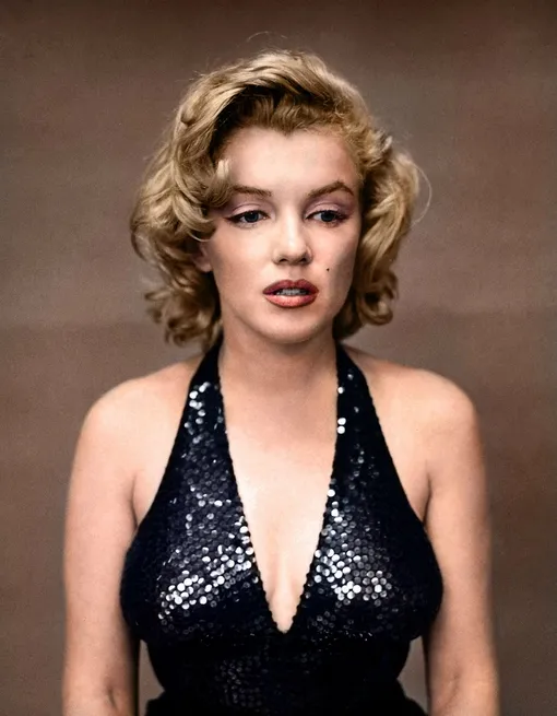 Мэрилин Монро, сфотографированная в 1957 году после долгой вечеринки.
