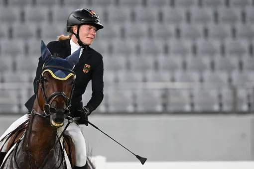 Немецкая спортсменка, которая несколько раз ударила своего коня на Олимпиаде, удалила соцсети из-за негативных комментариев