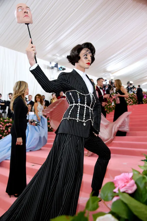 Эзра Миллер на MET Gala