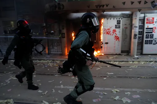 Во время протестов в Гонконге полиция впервые применила огнестрельное оружие. Серьезное ранение получил 18-летний подросток