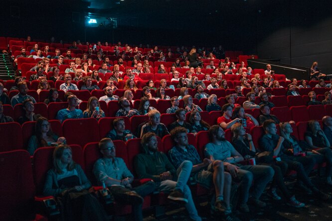 «Смена власти, человеческие жертвы, голод и разруха»: в нижегородском кинотеатре перед фильмом показали пропагандистский ролик против протестов
