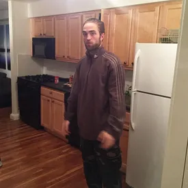 Роберт Паттинсон в спортивном костюме стал (очень!) популярным мемом