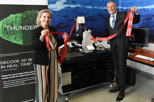 Bvlgari подарили итальянскому институту инфекционных заболеваний 3D-микроскоп нового поколения