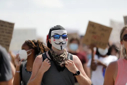 Мужчина в маске Гая Фокса в Сейнт-Чарльзе, штат Миссури.