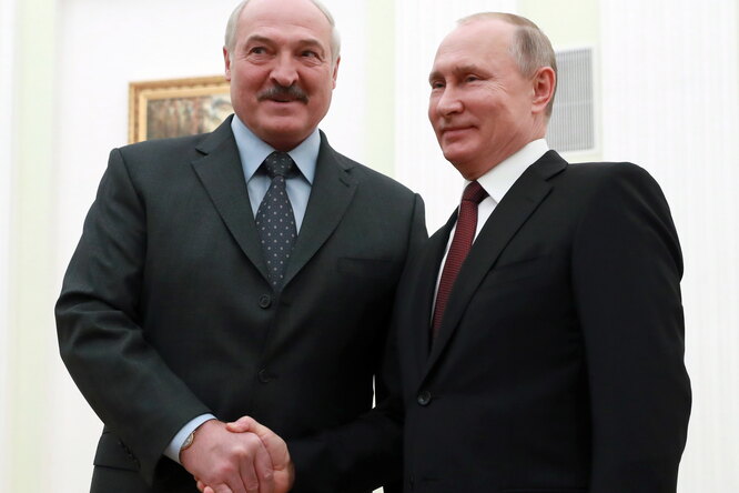 Лукашенко подарил Путину на Новый год четыре мешка картошки со своего огорода и белорусское сало