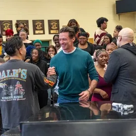 Хью Джекман обрадовал школьников, внезапно заявившись к ним на урок