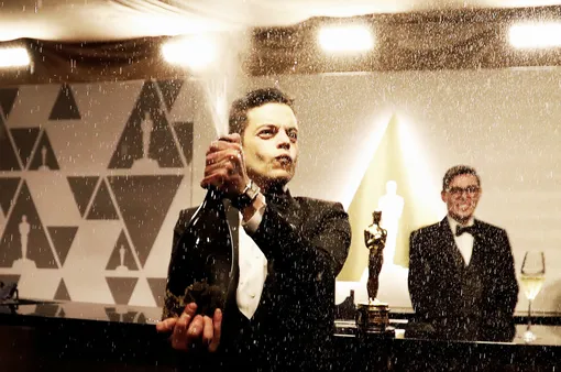 Рами Малек открывает бутылку шампанского, отмечая первый «Оскар» в своей карьере. Его наградили как лучшего актера за роль Фредди Меркьюри в фильме «Богемская рапсодия». Лос-Анджелес, 24 февраля.