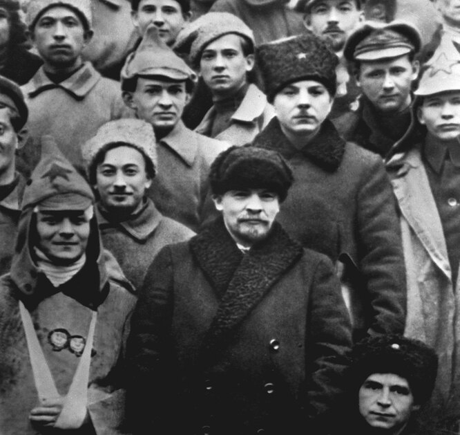 Владимир Ленин и военачальник Климент Ворошилов среди участников подавления Кронштадтского мятежа