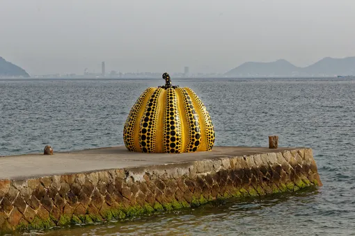 Скульптуру Яеи Кусамы смыло в море тайфуном — к счастью, ее спасли