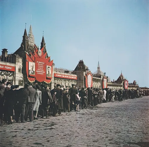Туристы на Красной площади. Москва, СССР, 1947