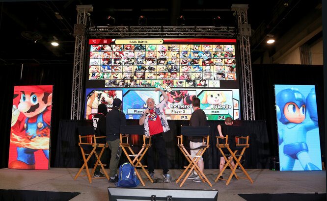 Актер озвучки Чарльз «Super Smash Bros Ultimate» challenge during the Seventh Annual Amazing Las Vegas Comic Con at the Las Vegas Convention Center